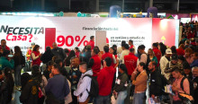 Foto que muestra personas reunidas en un espacio cerrado 