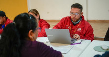 Foto que muestra una persona escribiendo en un computador 