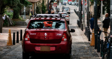Foto que muestra vehículos andando por las calles 