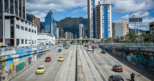 Foto que muestra vehículos andando por las calles 