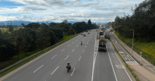 Foto que muestra vehículos andando por las calles 