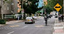 Fotos que muestran vehículos andando por las calles 