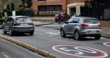 Foto que muestra vehículos andando por las calles 
