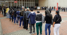 Foto que muestra personas haciendo fila 
