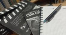 Imagen de Plaquetas de cine con un cuaderno y dos esferos.
