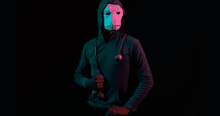 Imagen de un hombre vestido de negro y porta una mascara y gorro negro en su cabeza