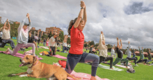 Imagen de mujer joven en parque practicando pilates.