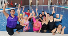 Imagen de personas adultas en la piscina