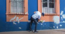 Imagen de persona reparando una pared