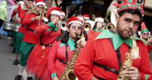 Imagen de músicos disfrazados de elfos en comparsa Navidad 2024