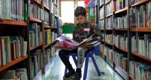 Foto que muestra un niño leyendo un libro 