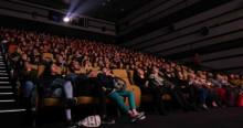Foto que muestra personas en una sala de cine