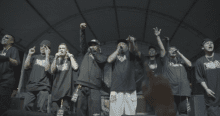 Imagen de una banda de rap en un escenario.