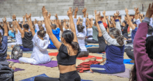 Imagen de varias mujeres sentadas tomando una clase de yoga