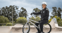 Imagen en primer plano de deportista en la pista de BMX