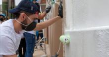 Imagen de una persona pintando una pared