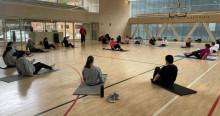 Imagen de varias personas practicando yoga en salón del CEFE Chapinero