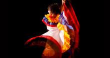 Imagen de una mujer que baila cumbia vestida con su traje típico