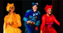 Imagen de los tres protagonistas de la obra disfrazados de gatos