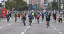 Imagen panorámica de deportistas en la ciclovía