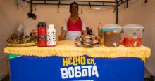 Foto de una mujer emprendedora en una de las ferias de Hecho en Bogotá.