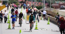 Imagen panorámica de deportistas en la ciclovía de Bogotá