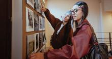 Imagen de dos mujeres mirando exposición fotográfica 