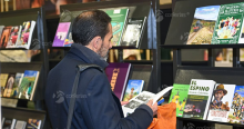 Foto de una persona leyendo un libro