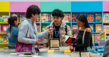 Foto de tres personas leyendo libros 