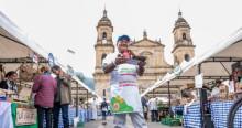 Foto de los Mercados Campesinos en la Plaza de Bolívar, centro de Bogotá.