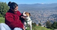 Foto de una mujer junto a su perro en una caminata en Bogotá.