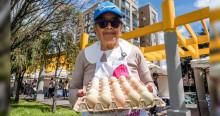 Foto de una mujer campesina en uno de los Mercados Campesinos de Bogotá.