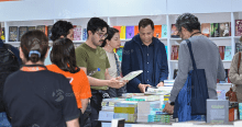 Foto de una persona leyendo un libro