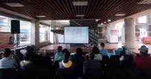 Foto que muestra personas en una sala de cine en una de las bibliotecas públicas de Bogotá.