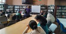 Foto que muestra personas reunidas en una biblioteca