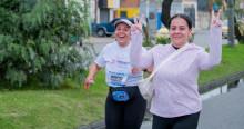 mujeres realizan actividad física en Ciclovía de Bogotá