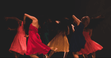 Imagen de varias mujeres bailarinas que da vida a la puesta en escena.