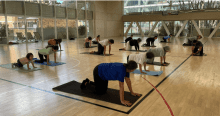 Imagen de varias personas participando en los espacios de yoga del CEFE Chapinero