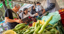 Foto de bogotanos y bogotanas en uno de los Mercados Campesinos.