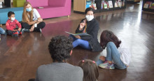 Foto que muestra personas en una biblioteca 