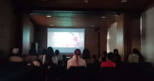 Foto que muestra personas sentadas en una sala de cine