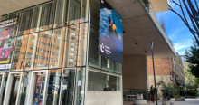 Foto que muestra un edificio con un letrero que tiene el texto: Centro Felicidad Chapinero