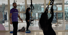 Imagen de varias personas en el gimnasio del CEFE Chapinero en taller
