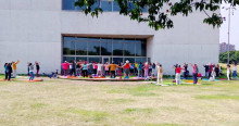 Foto que muestra un grupo de personas reunidas en un parque haciendo ejercicios de respiración