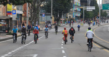 Personas en bicicleta recorren avenida durante jornada dominical en Ciclovía de Bogotá