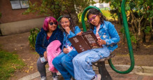 Imagen de una señora con dos niñas con un libro en BibloRed