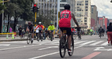 Ciclistas recorren calles de Bogotá durante jornada de Ciclovía con cierre vehicular temporal