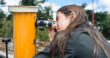 Imagen de niña mirando a través de un telescopio 