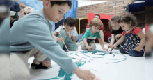 Imagen de varios niños de la primera infancia disfrutando del evento.