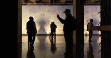 Foto de unas personas en una galería de arte 